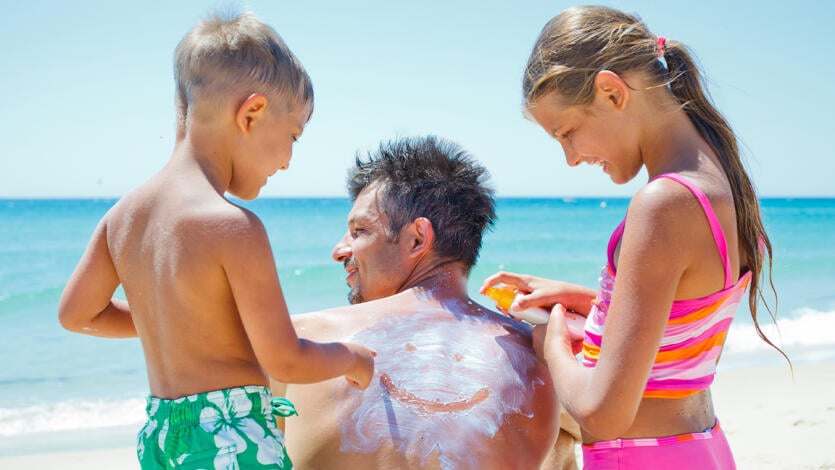 Sonnenschutz für Kinder: Tipps zum Umgang mit Creme-Verweigerern